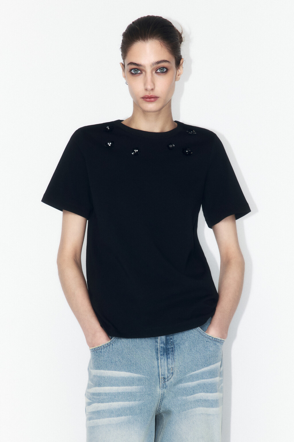 Футболка хлопковая с цветами из пайеток - цвет черный - 2