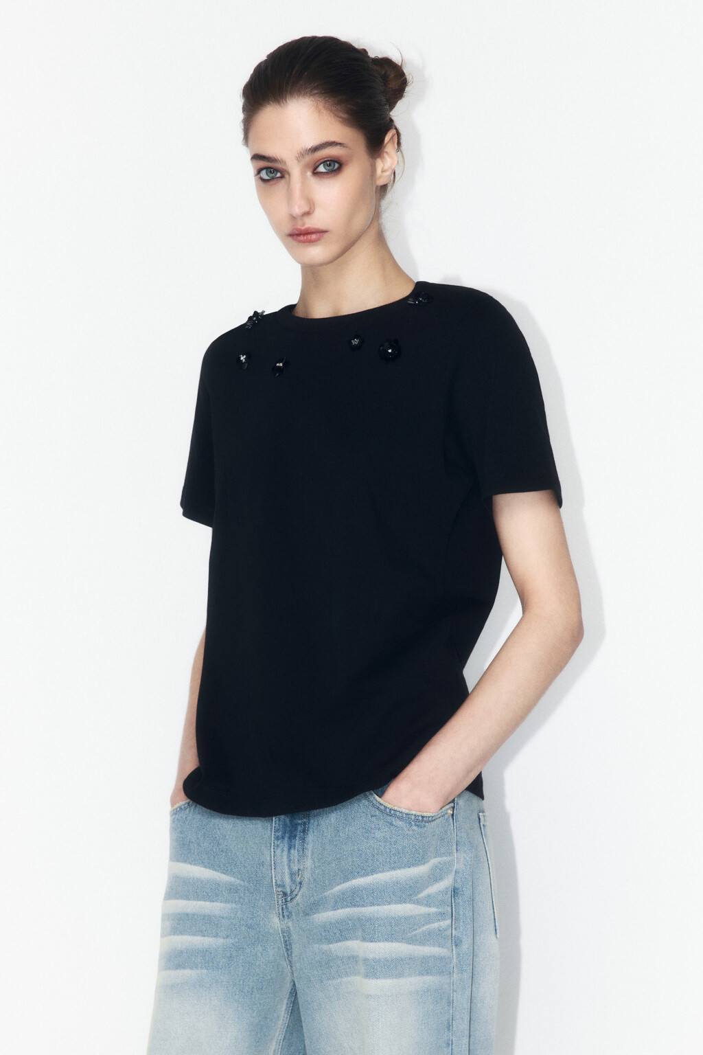 Футболка хлопковая с цветами из пайеток - цвет черный - 3