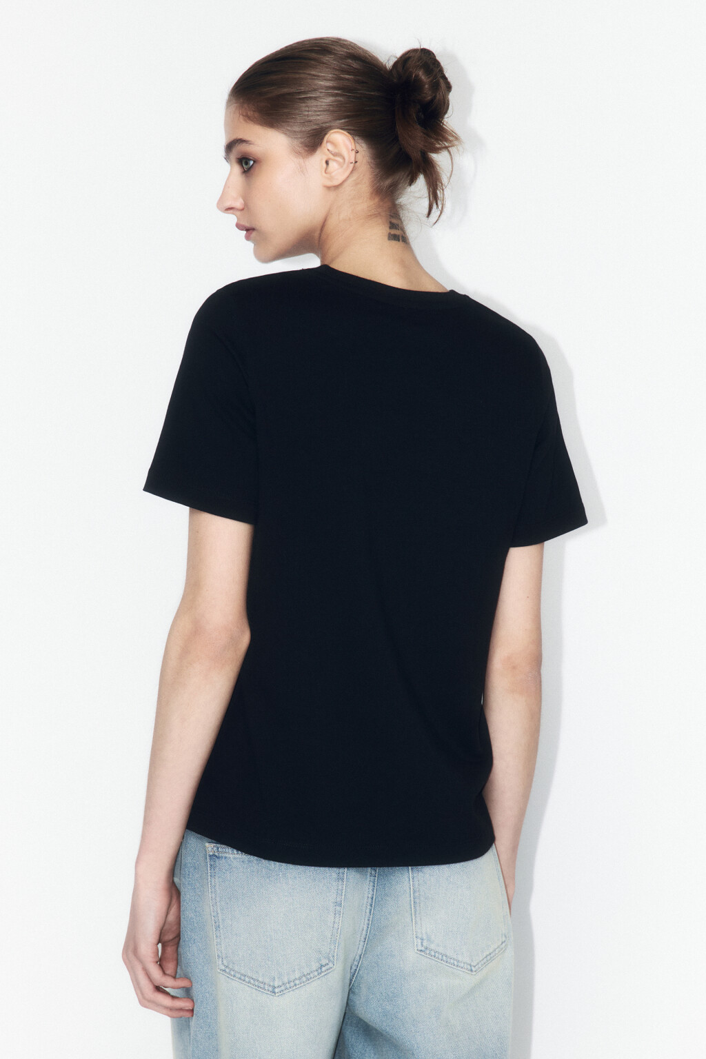 Футболка хлопковая с цветами из пайеток - цвет черный - 4