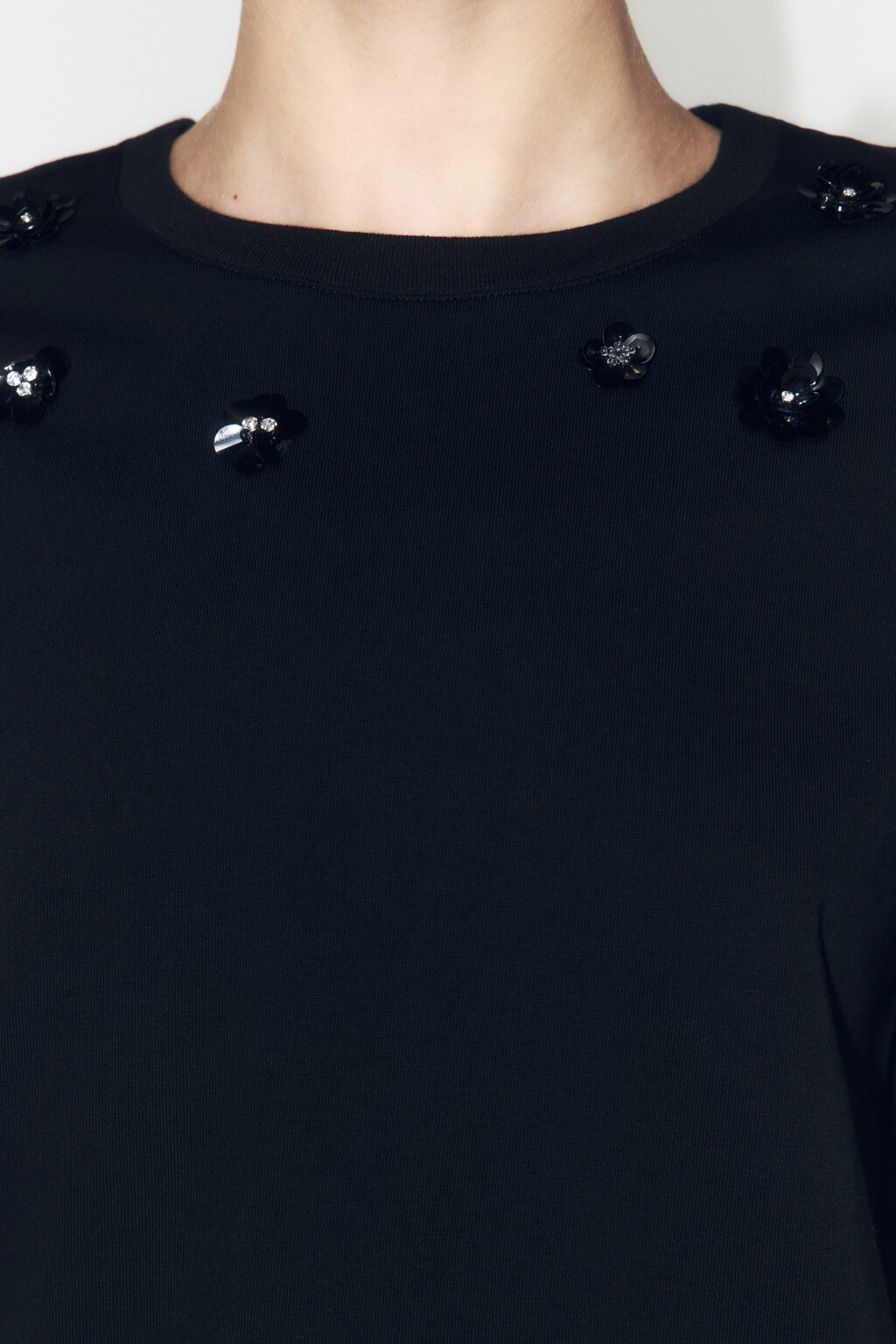 Футболка хлопковая с цветами из пайеток - цвет черный - 6