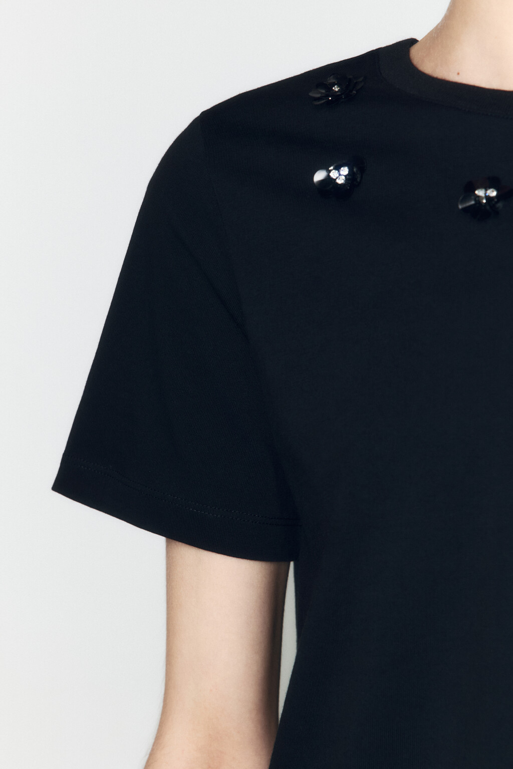 Футболка хлопковая с цветами из пайеток - цвет черный - 7