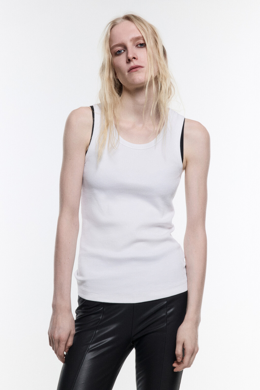 Майка в рубчик на широких бретелях - цвет белый - 3