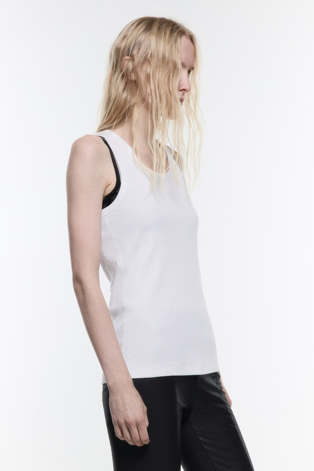 Майка в рубчик на широких бретелях - цвет белый - 4