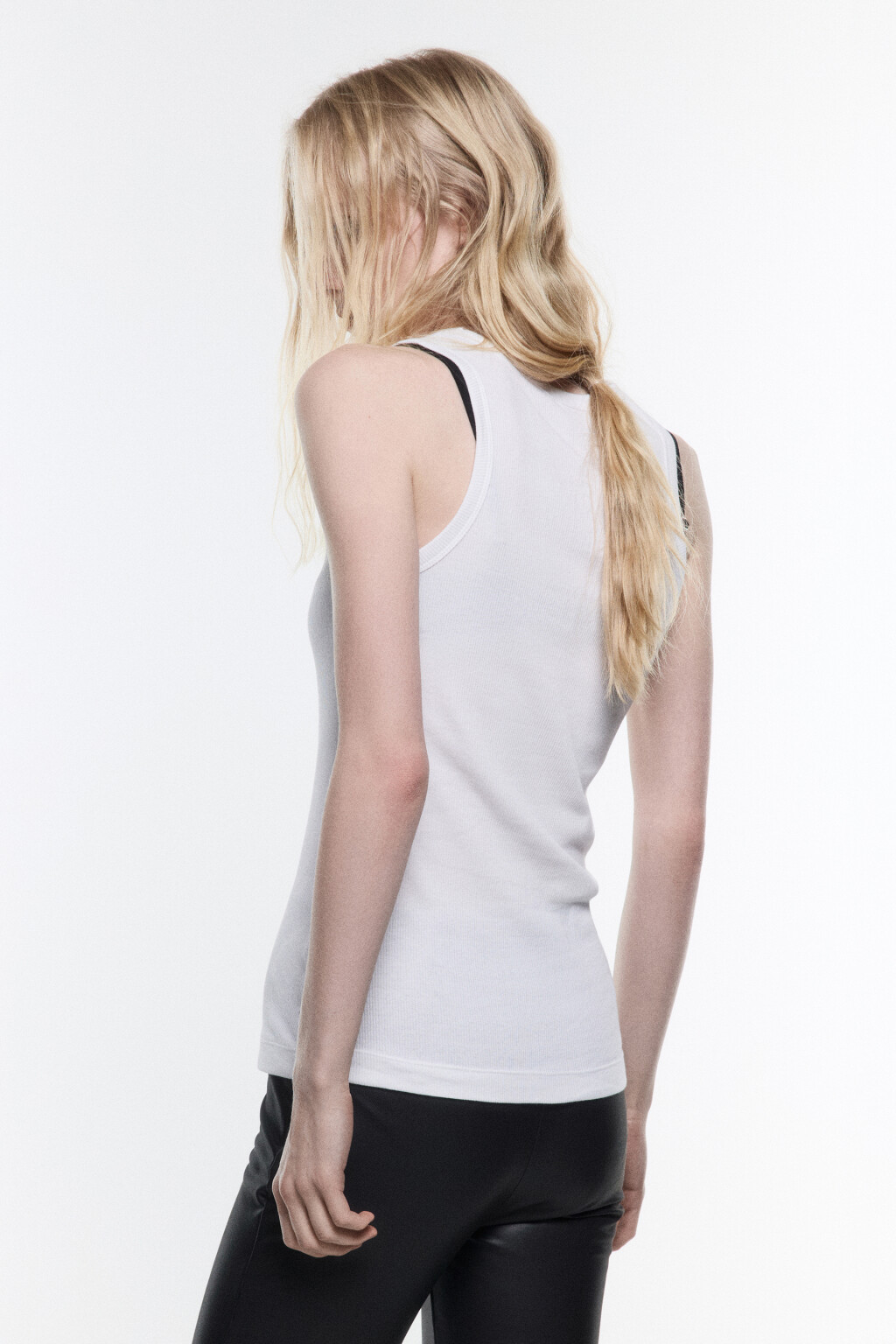 Майка в рубчик на широких бретелях - цвет белый - 5