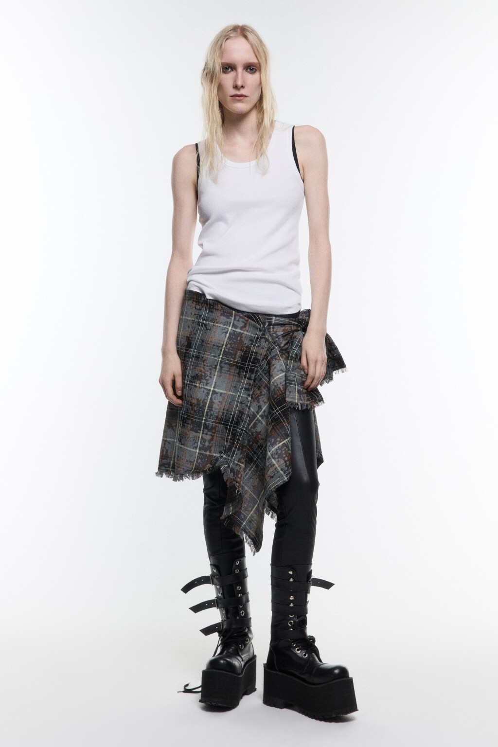 Майка в рубчик на широких бретелях - цвет белый - 6