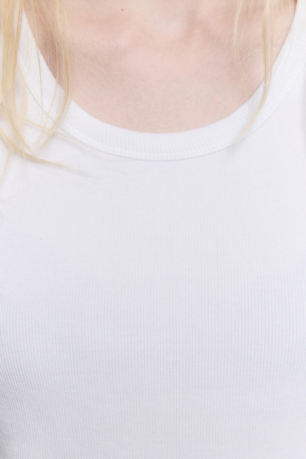 Майка в рубчик на широких бретелях - цвет белый - 7