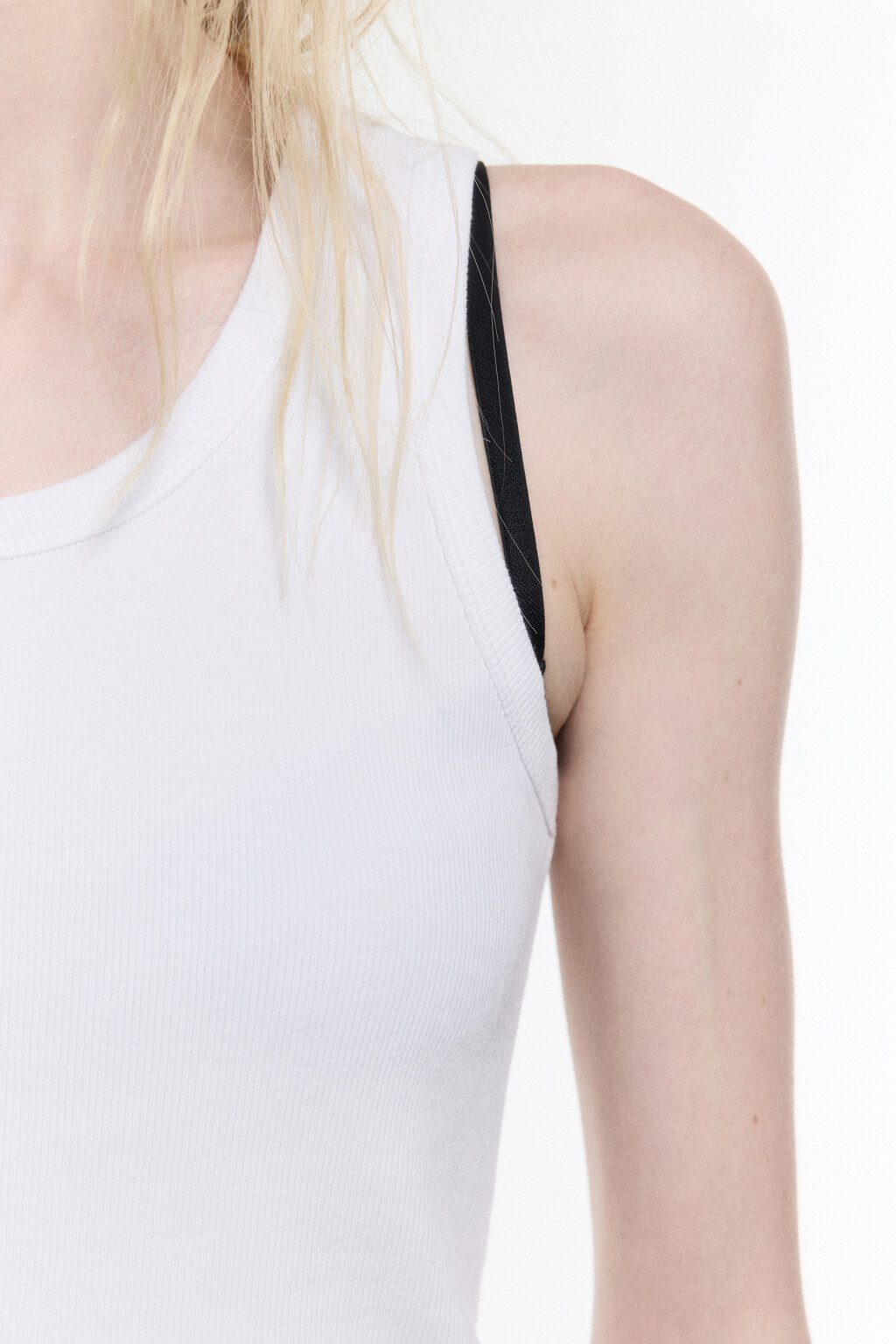Майка в рубчик на широких бретелях - цвет белый - 8