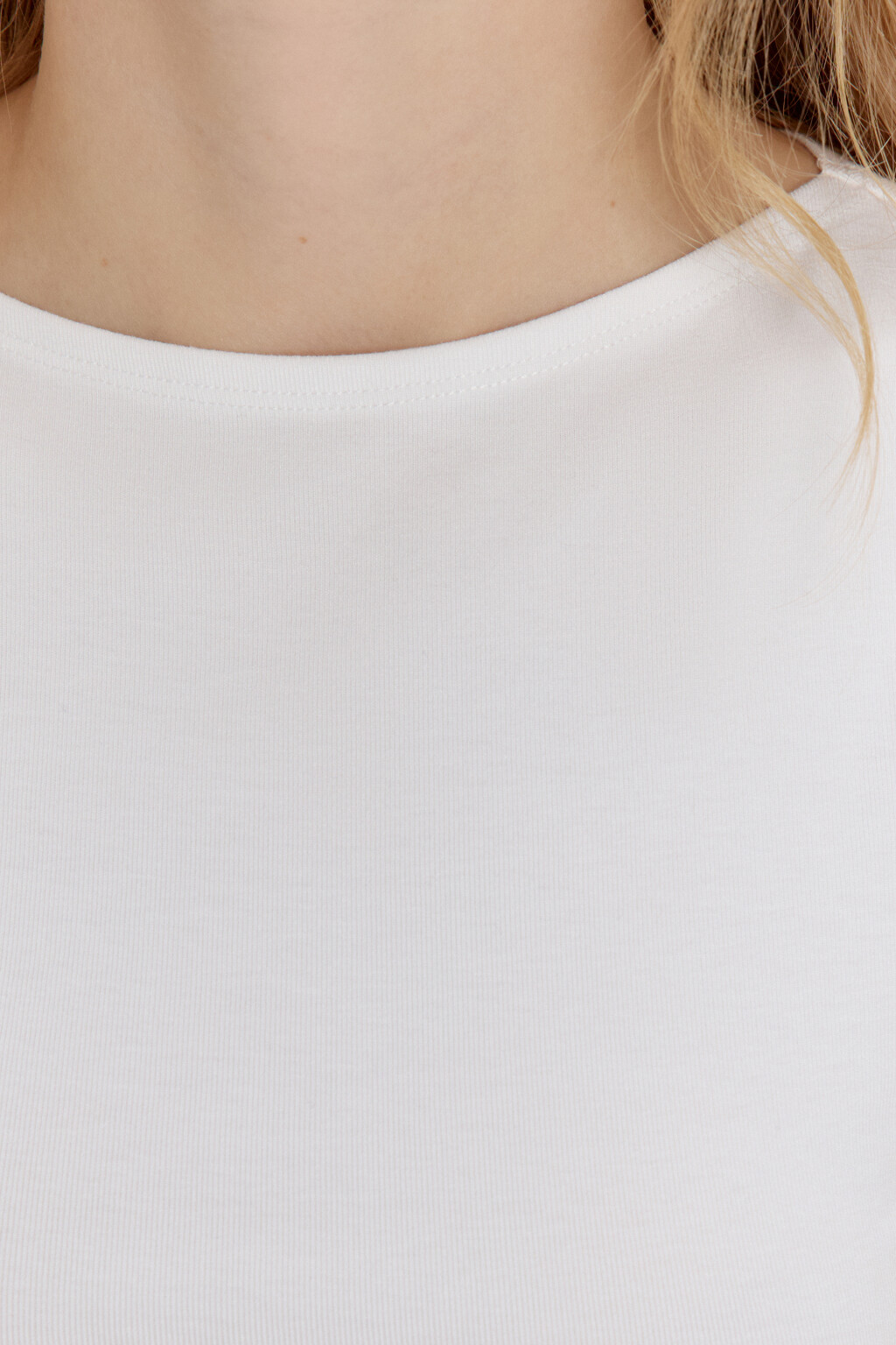 Майка вискозная с вырезом-лодочкой - цвет белый - 5