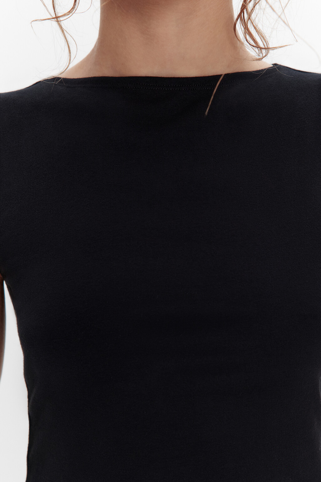 Майка вискозная с вырезом-лодочкой - цвет черный - 5