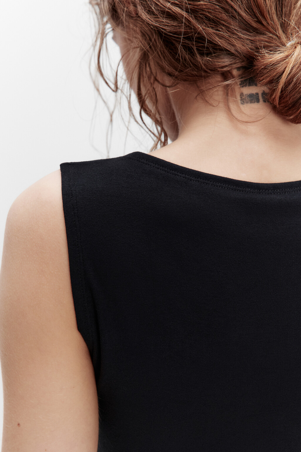 Майка вискозная с вырезом-лодочкой - цвет черный - 6