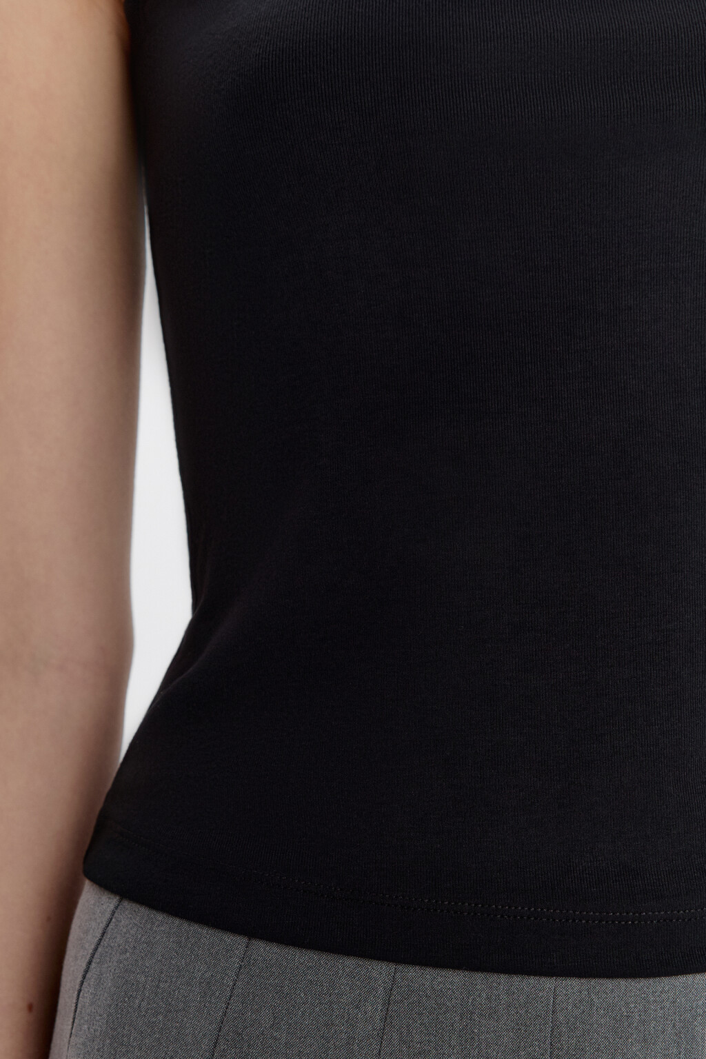 Майка вискозная с вырезом-лодочкой - цвет черный - 7
