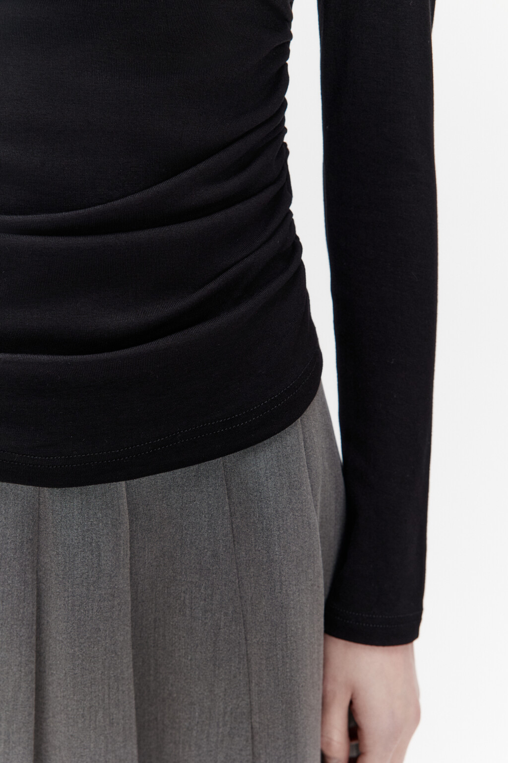 Лонгслив в рубчик вискозный с драпировками - цвет черный - 7