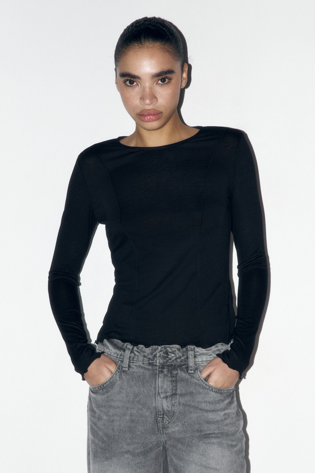 Лонгслив трикотажный с волнистыми краями - цвет черный - 2