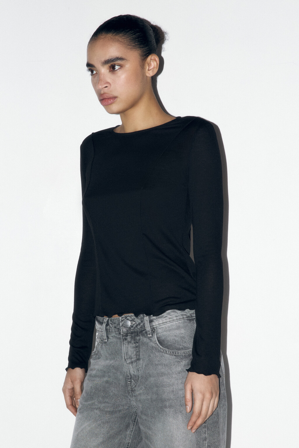 Лонгслив трикотажный с волнистыми краями - цвет черный - 3