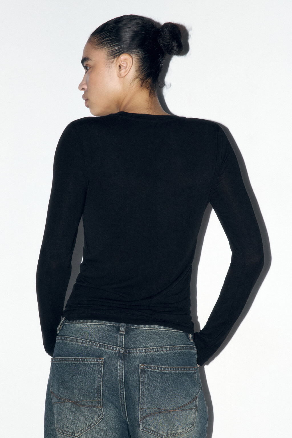 Лонгслив трикотажный из тенсела и шерсти - цвет черный - 4