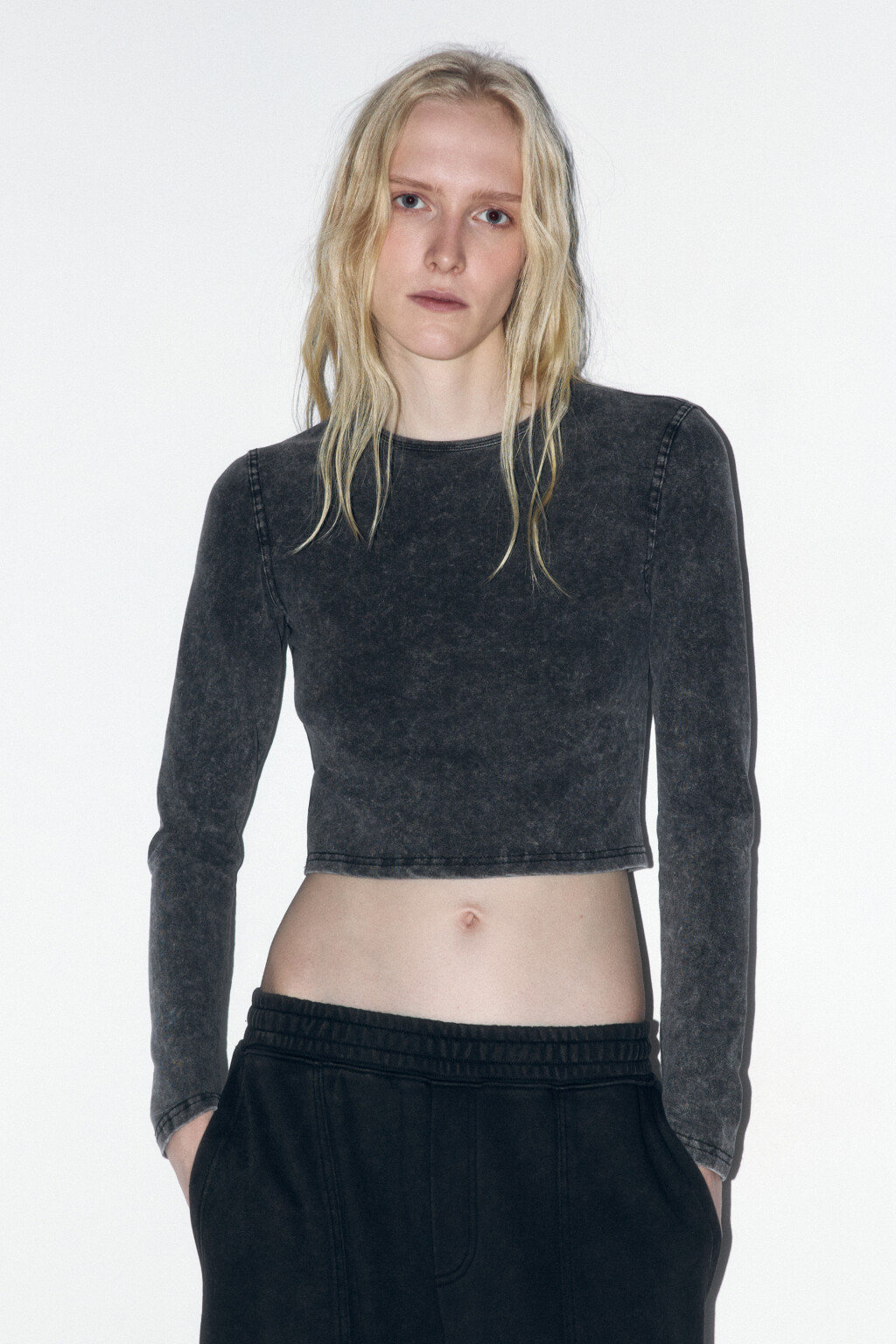 Лонгслив укороченный с вареным эффектом - цвет серый - 2