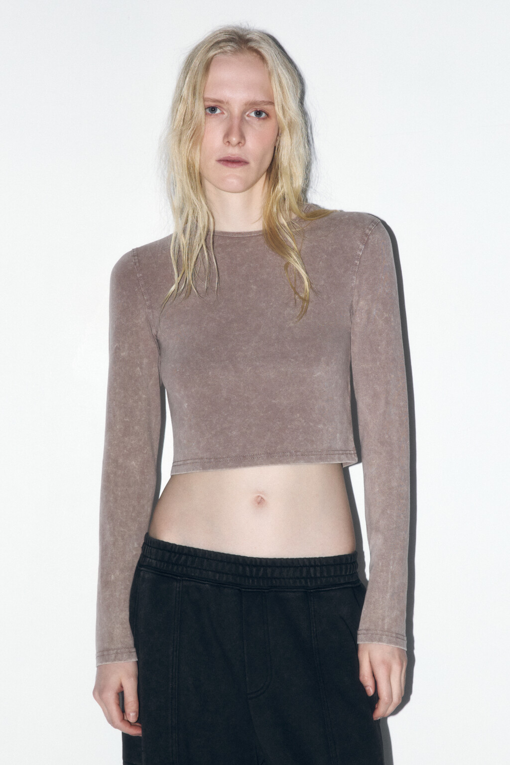 Лонгслив укороченный с вареным эффектом - цвет бежевый - 2