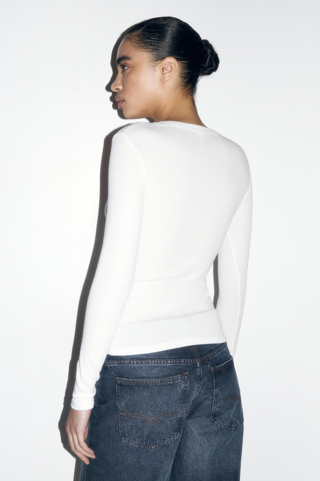 Лонгслив базовый трикотажный в рубчик - цвет белый - 4