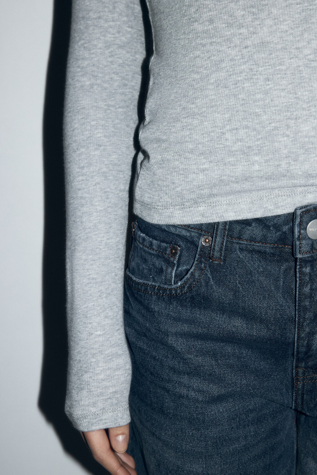 Лонгслив базовый трикотажный в рубчик - цвет серый - 7