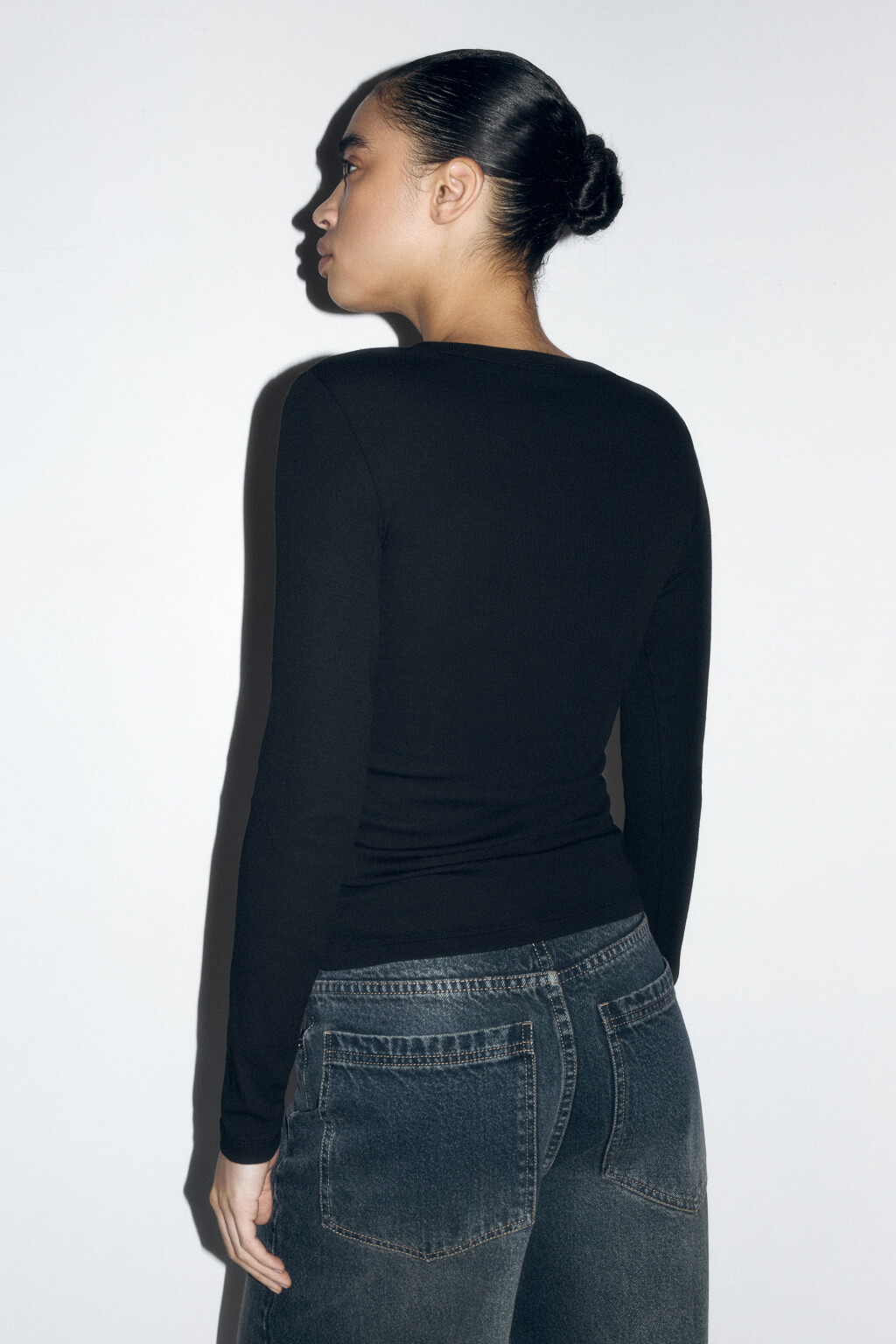 Лонгслив базовый трикотажный в рубчик - цвет черный - 4