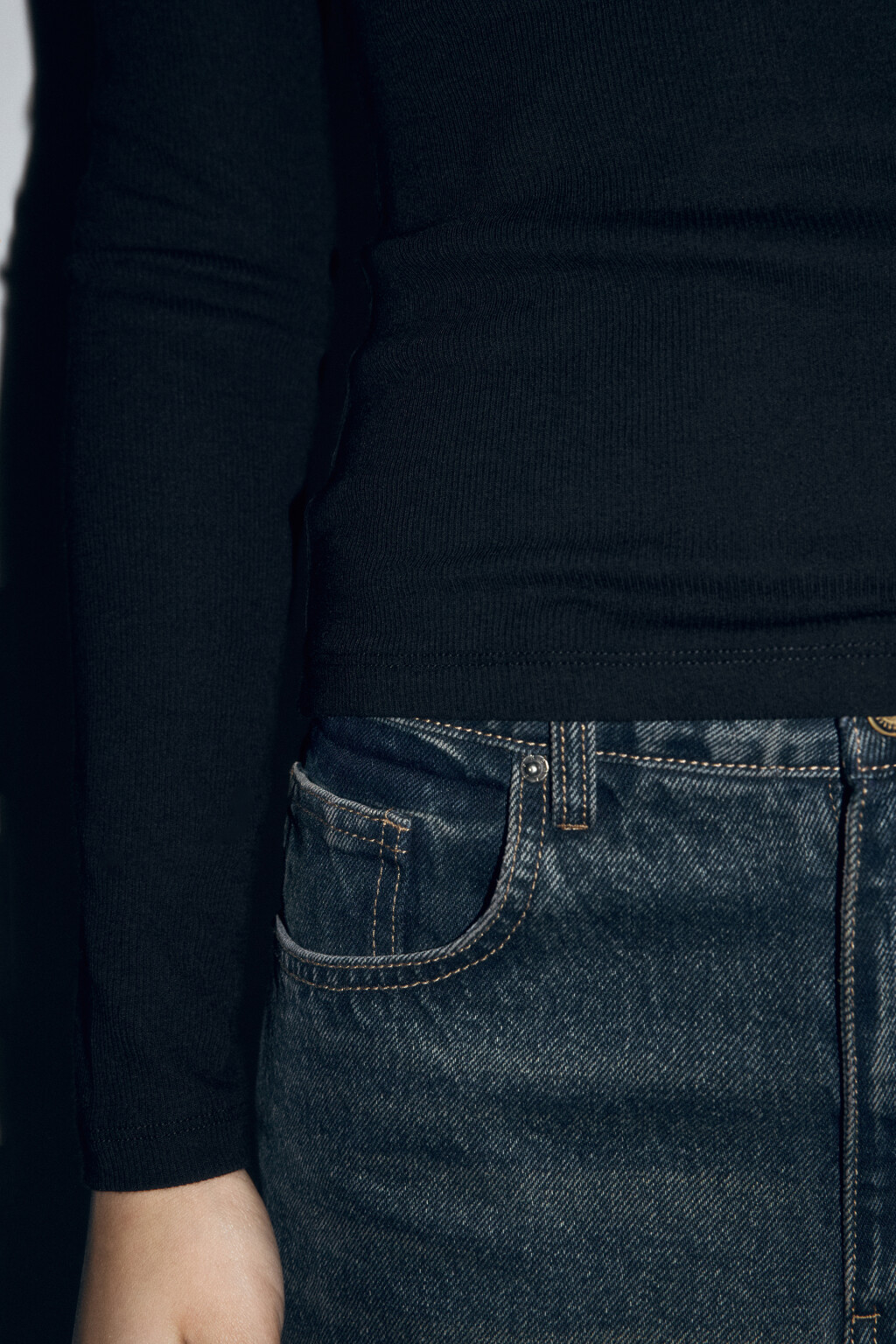 Лонгслив базовый трикотажный в рубчик - цвет черный - 7