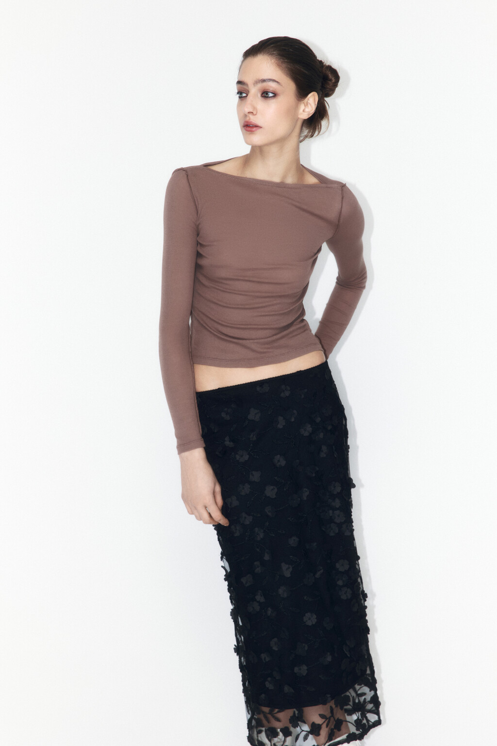 Лонгслив хлопковый приталенный с вырезом-лодочкой - цвет коричневый - 2