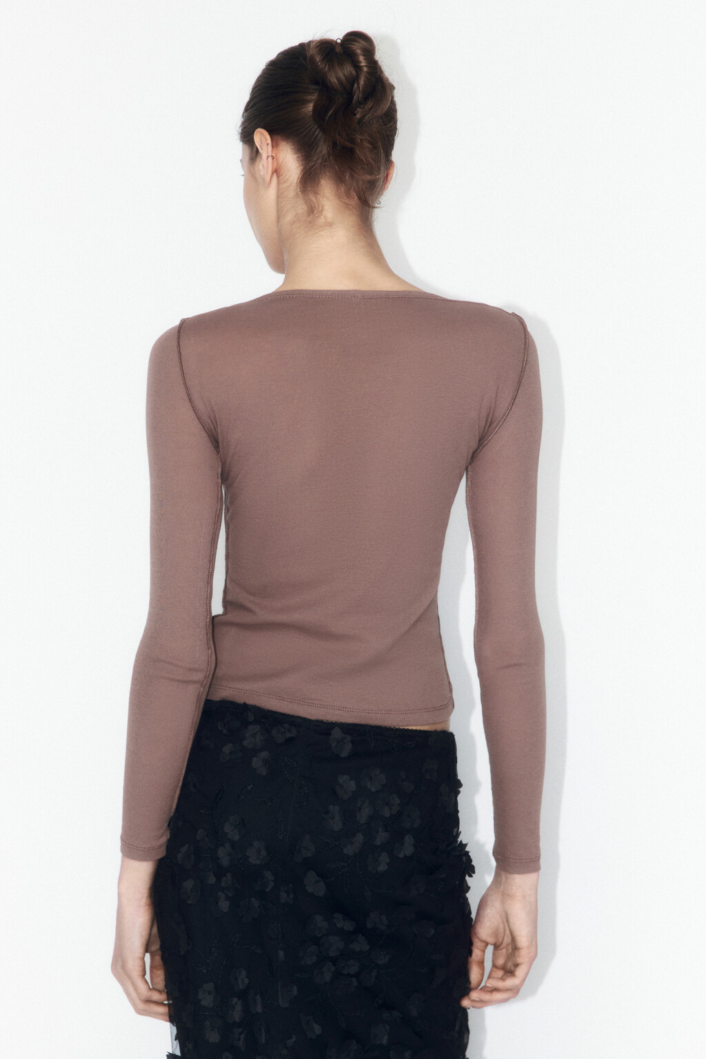 Лонгслив хлопковый приталенный с вырезом-лодочкой - цвет коричневый - 4
