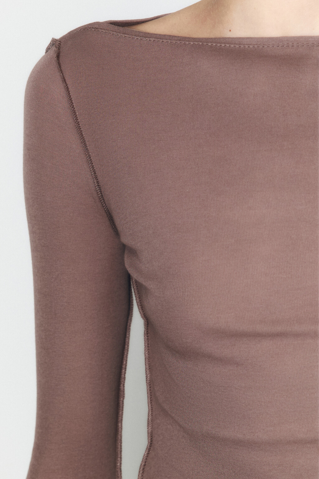 Лонгслив хлопковый приталенный с вырезом-лодочкой - цвет коричневый - 7