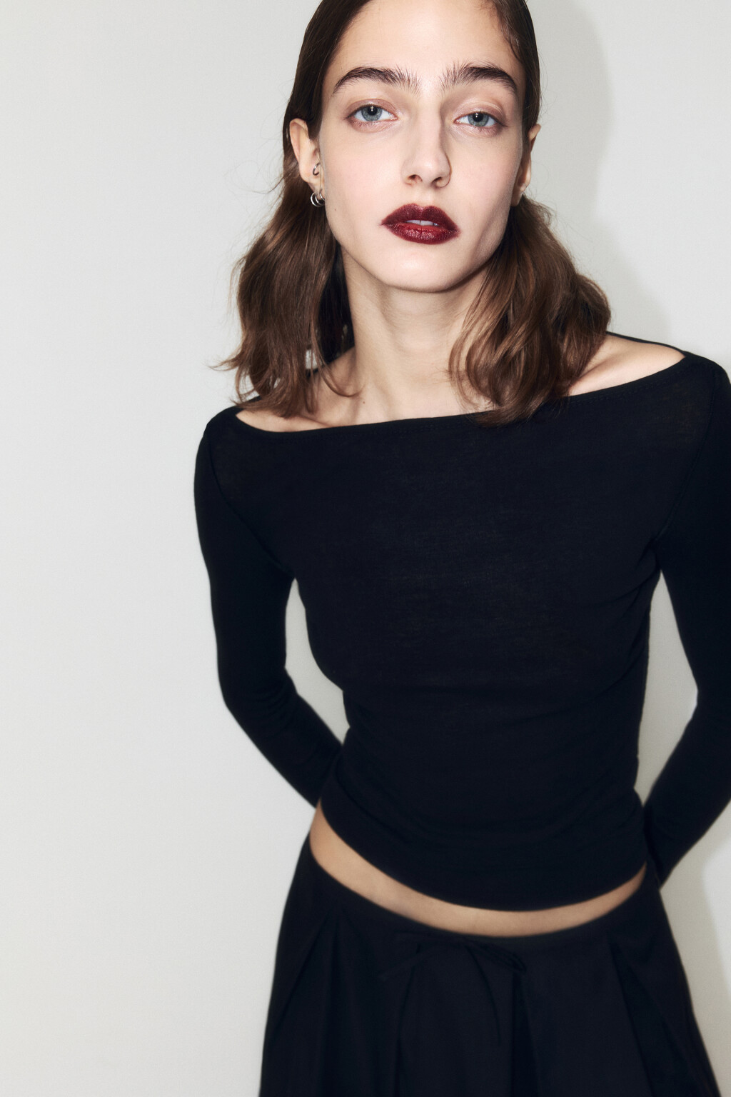 Лонгслив хлопковый приталенный с вырезом-лодочкой - цвет черный - 1