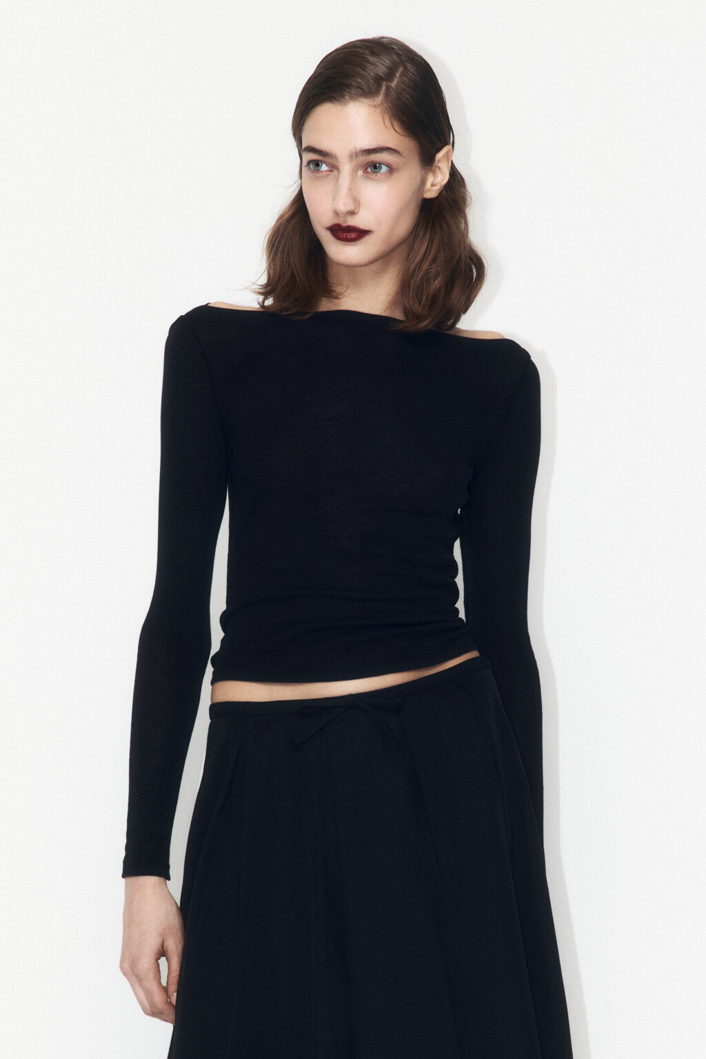 Лонгслив хлопковый приталенный с вырезом-лодочкой - цвет черный - 2