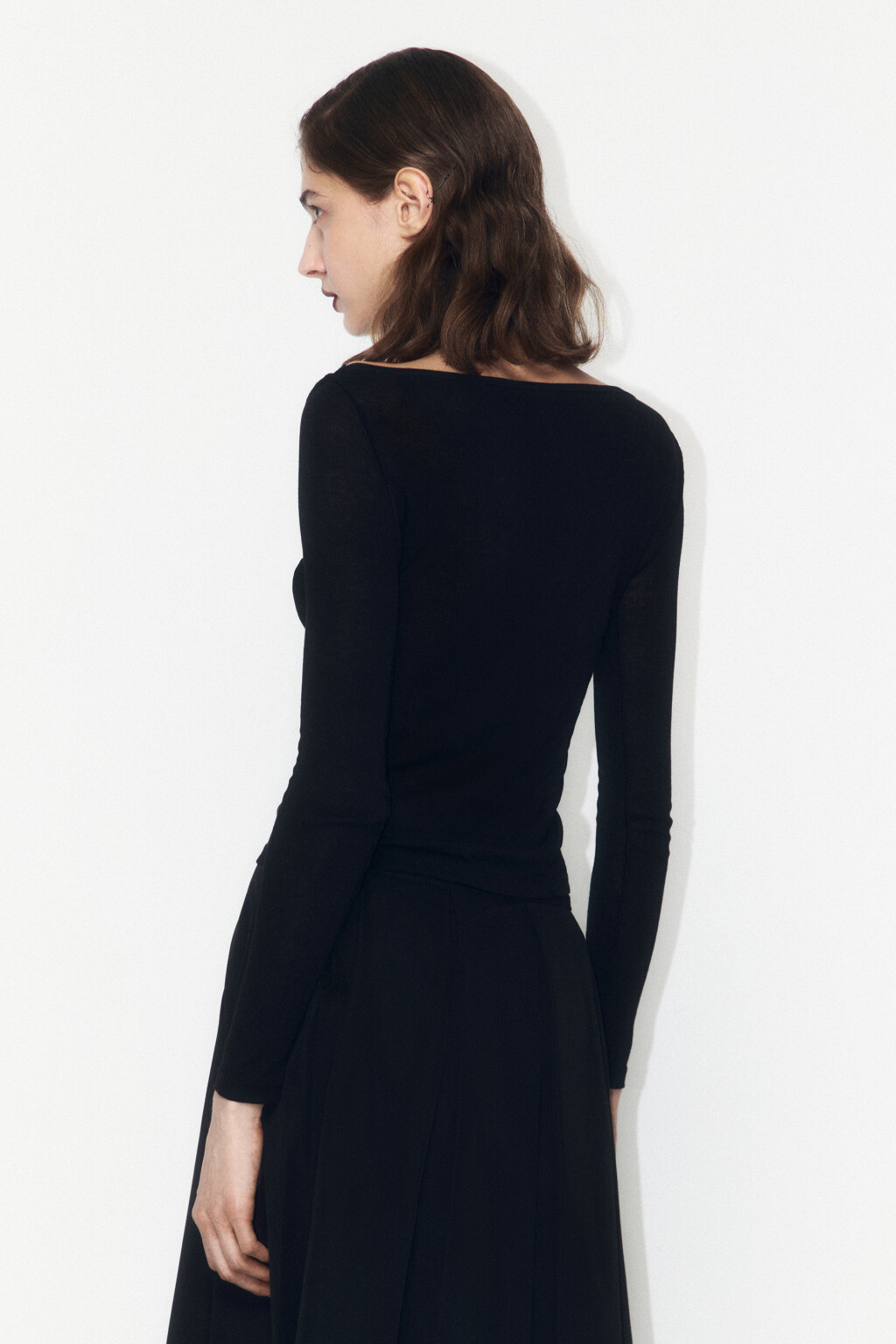 Лонгслив хлопковый приталенный с вырезом-лодочкой - цвет черный - 3