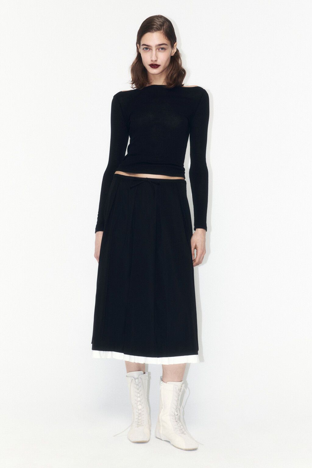 Лонгслив хлопковый приталенный с вырезом-лодочкой - цвет черный - 4