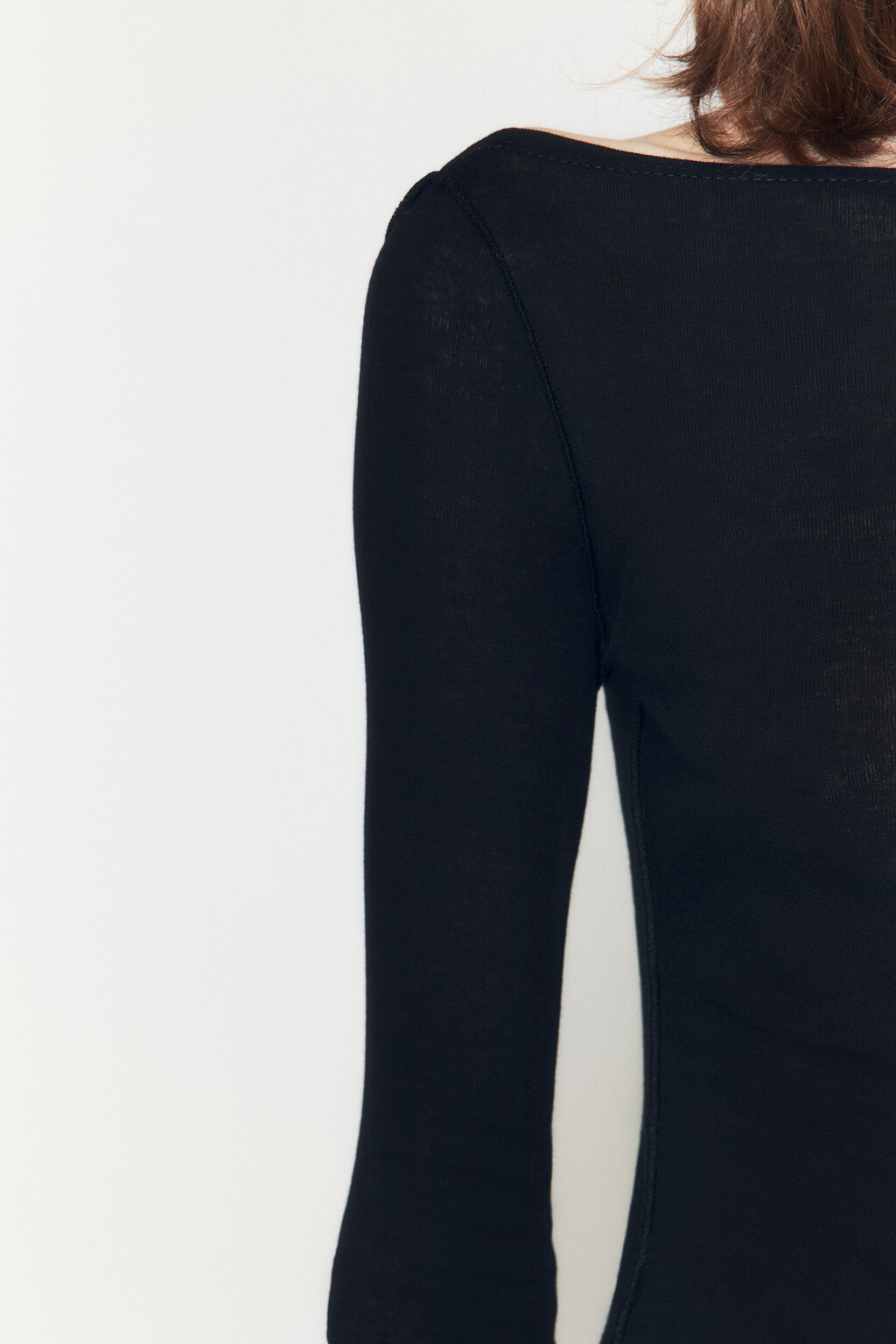 Лонгслив хлопковый приталенный с вырезом-лодочкой - цвет черный - 6