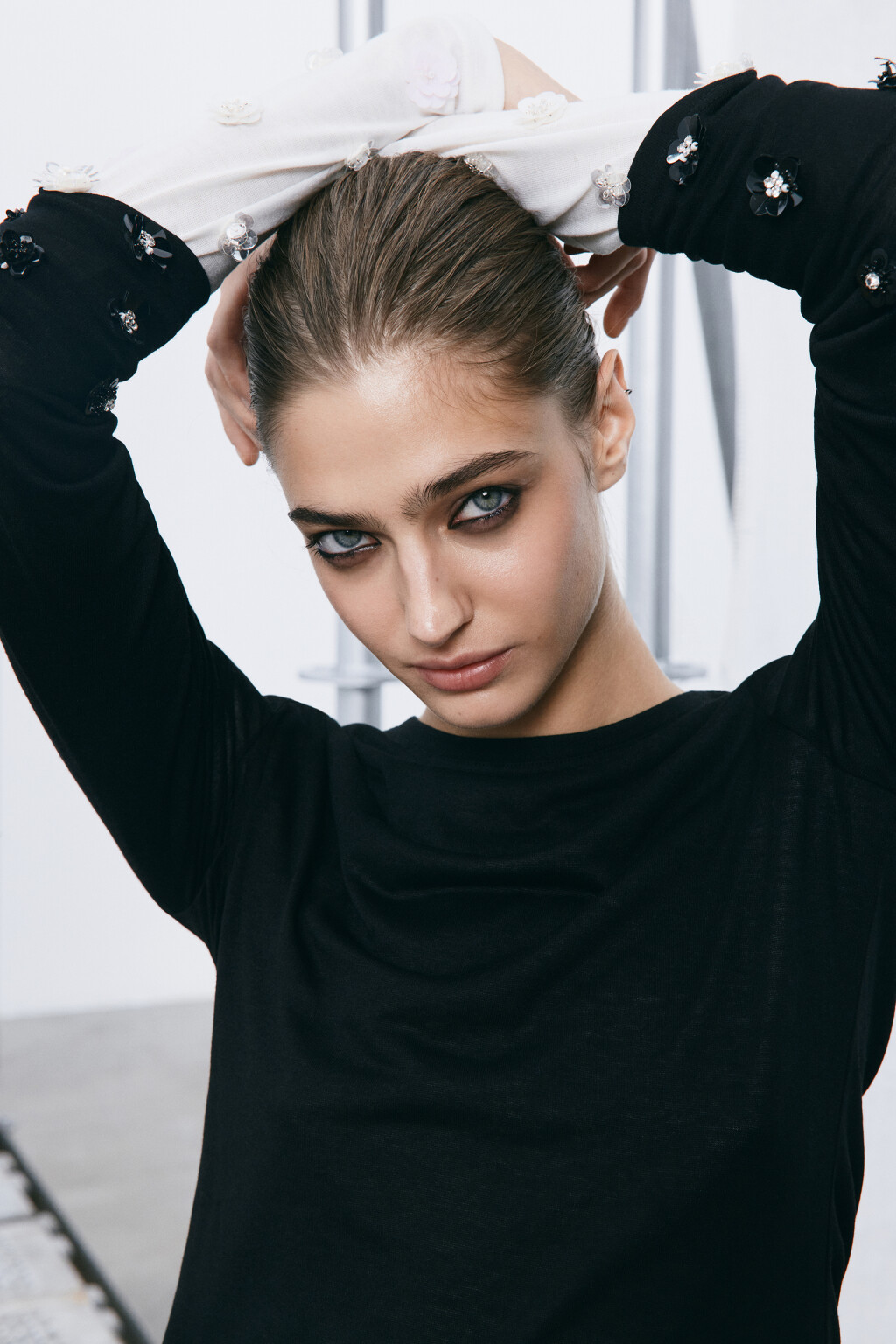 Лонгслив трикотажный с цветами из пайеток - цвет черный - 8