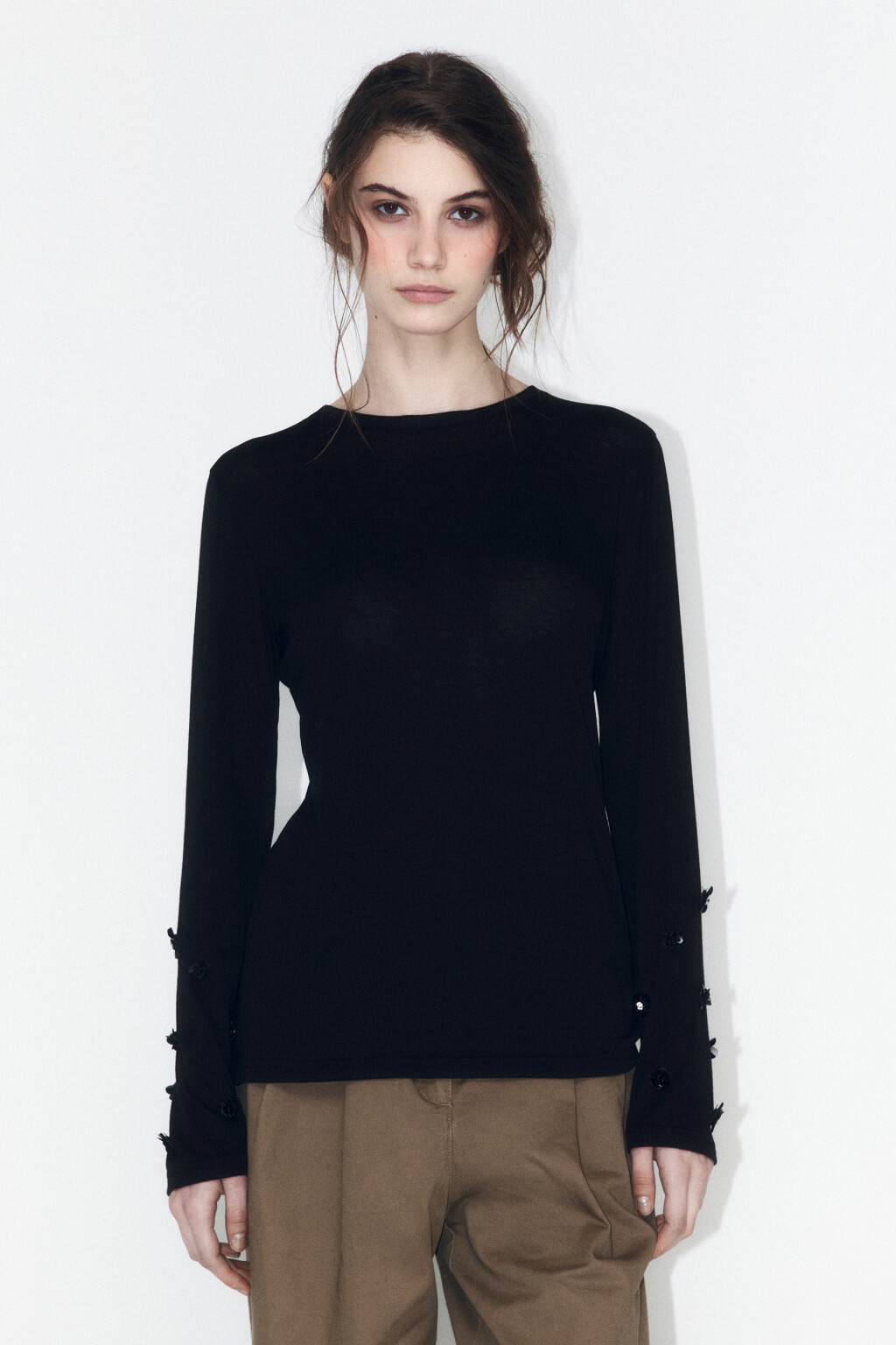 Лонгслив трикотажный с цветами из пайеток - цвет черный - 2