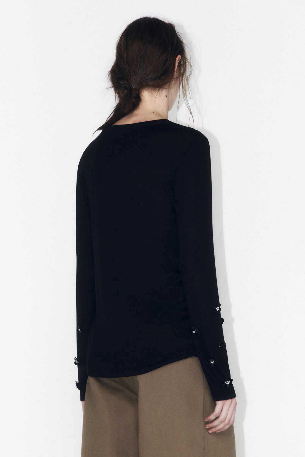 Лонгслив трикотажный с цветами из пайеток - цвет черный - 3
