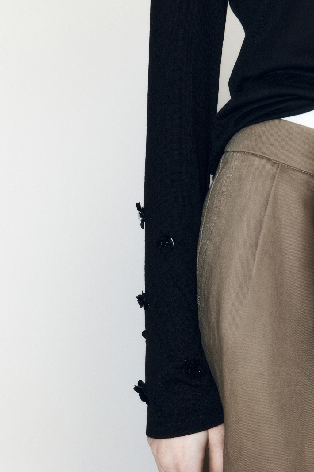 Лонгслив трикотажный с цветами из пайеток - цвет черный - 6