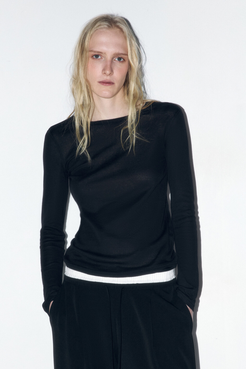 Лонгслив из тонкого хлопкового трикотажа - цвет черный - 2