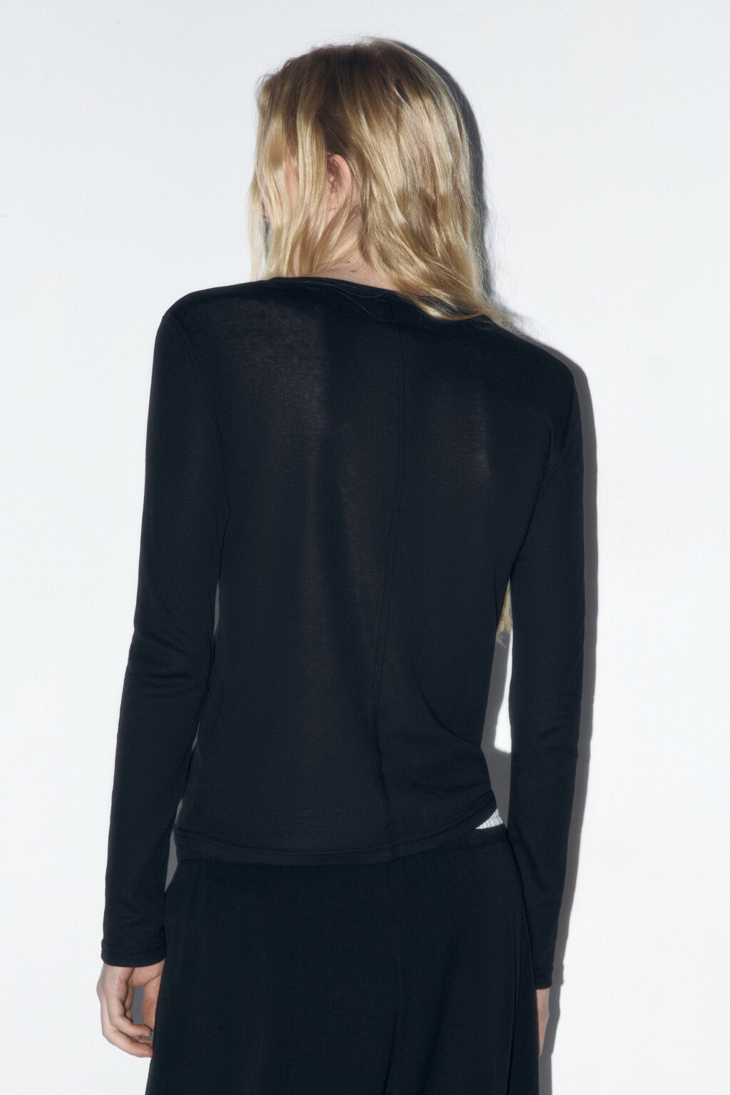 Лонгслив из тонкого хлопкового трикотажа - цвет черный - 4