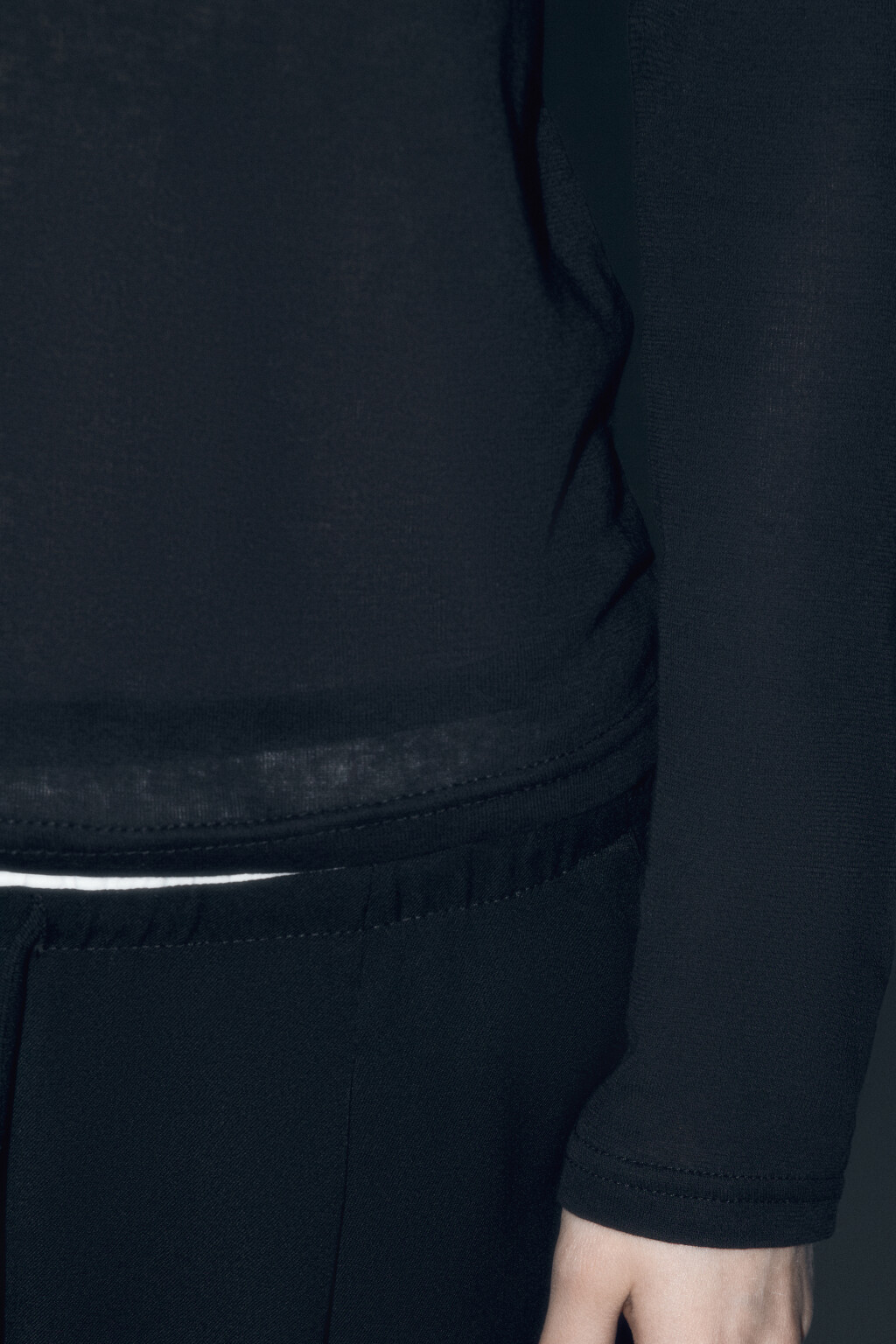 Лонгслив из тонкого хлопкового трикотажа - цвет черный - 7