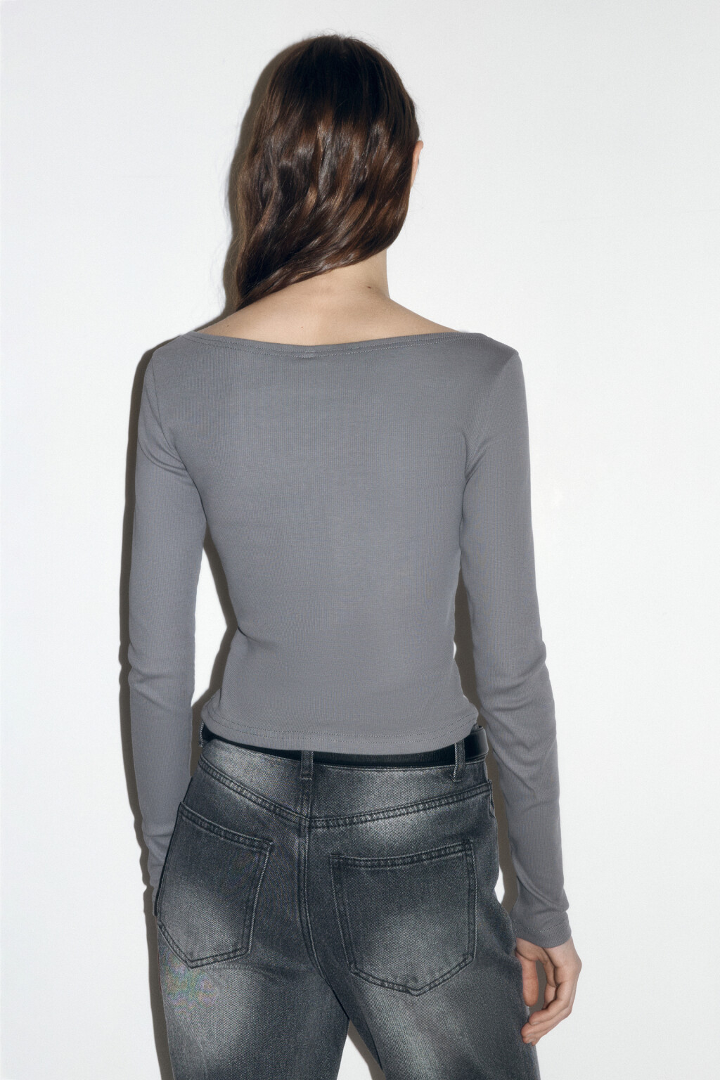 Лонгслив облегающий с вырезом-лодочкой - цвет серый - 3