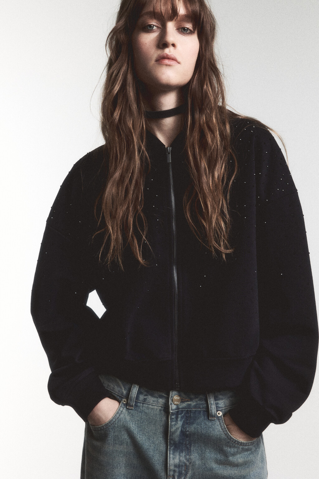 Худи-зипка укороченная со стразами - цвет черный - 1