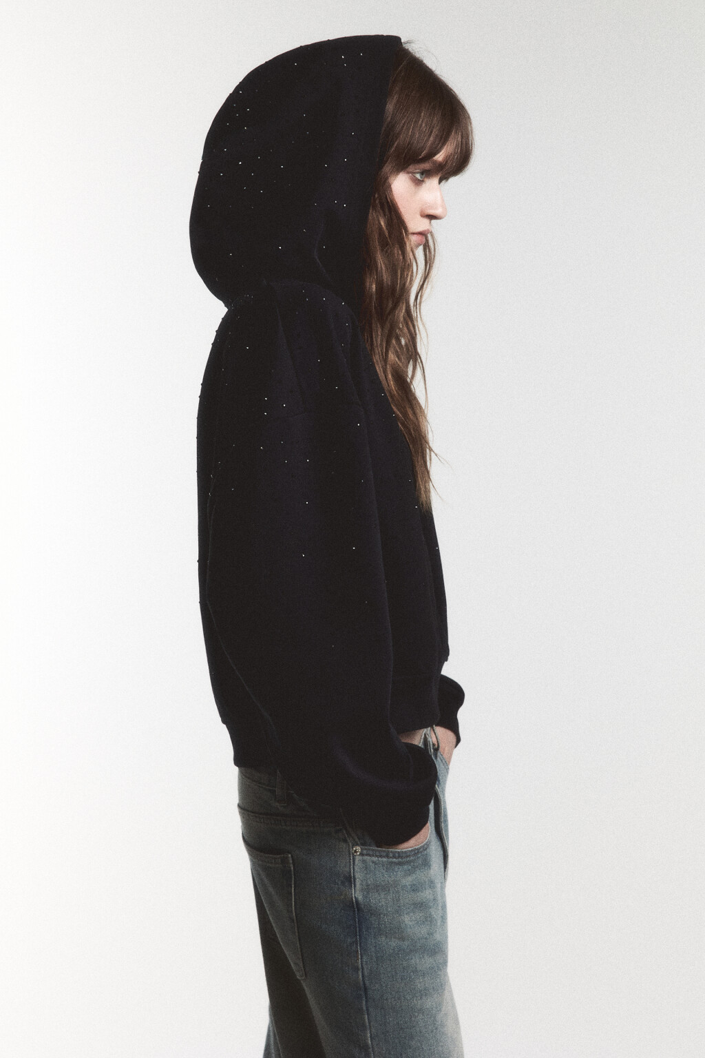 Худи-зипка укороченная со стразами - цвет черный - 2
