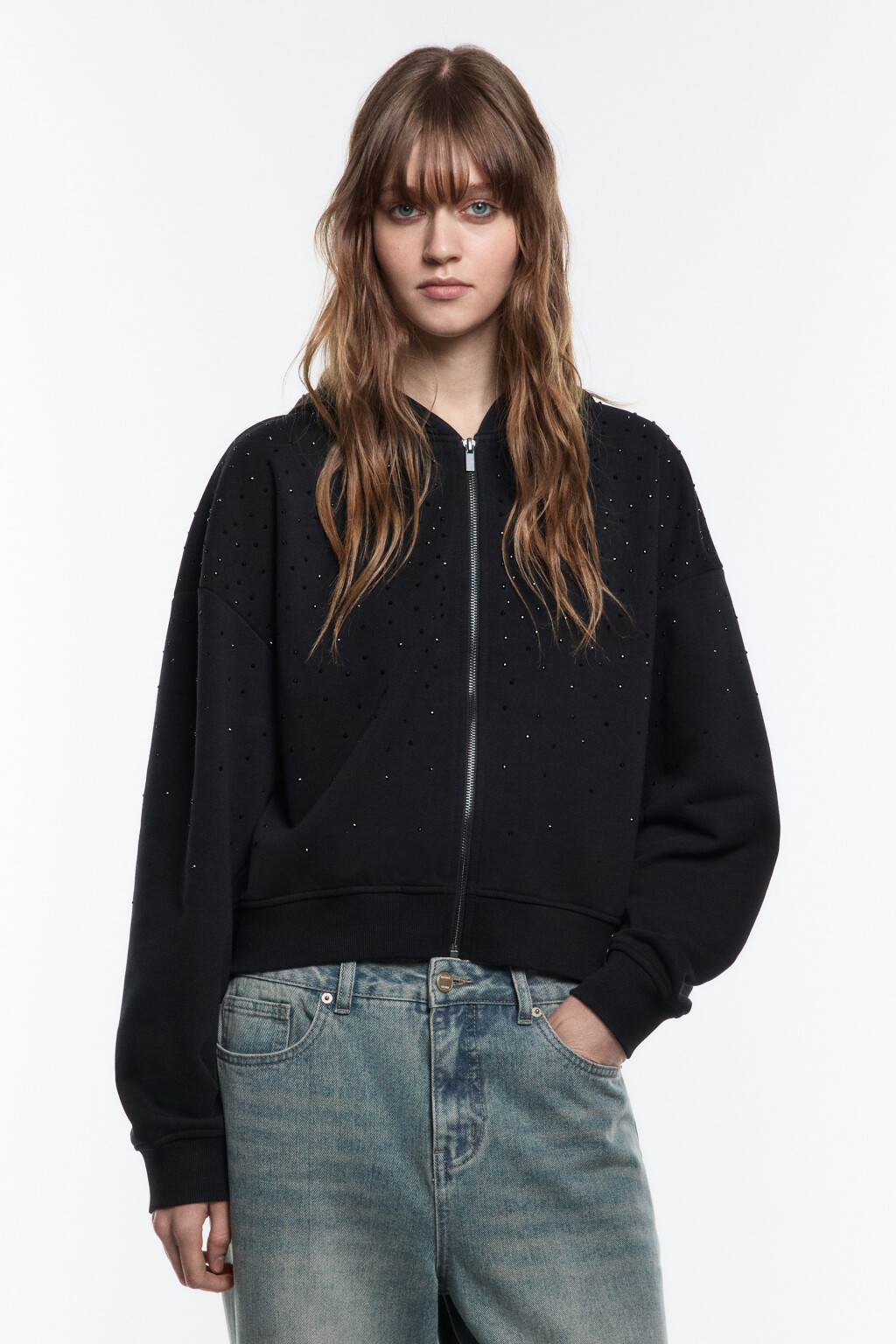 Худи-зипка укороченная со стразами - цвет черный - 3