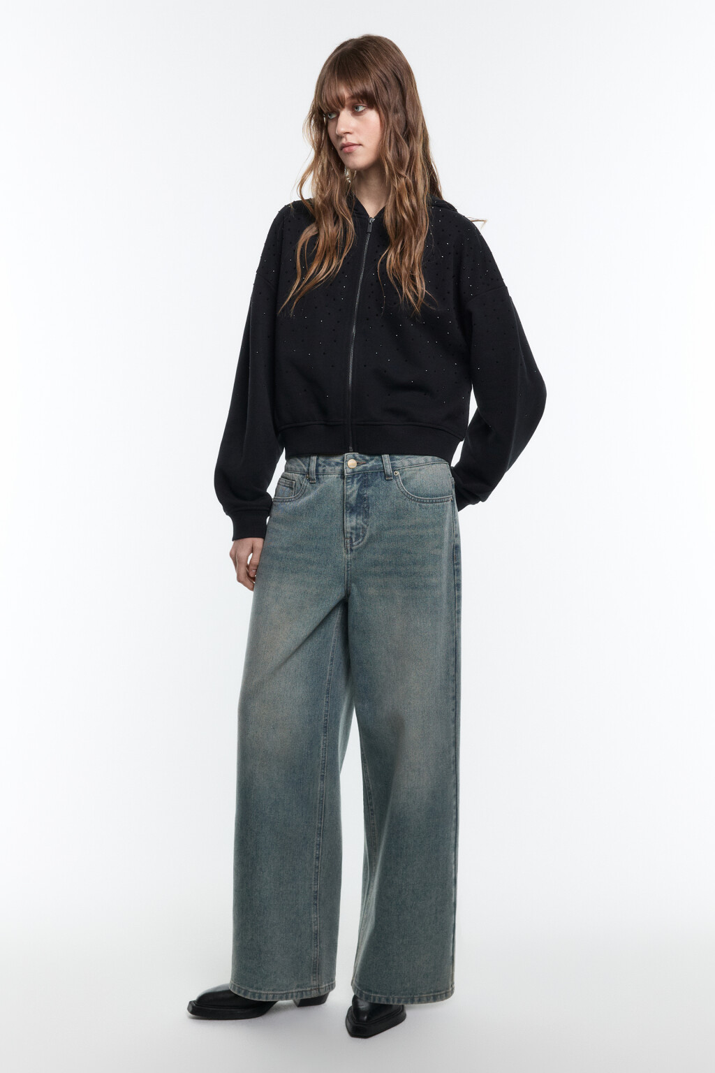 Худи-зипка укороченная со стразами - цвет черный - 5