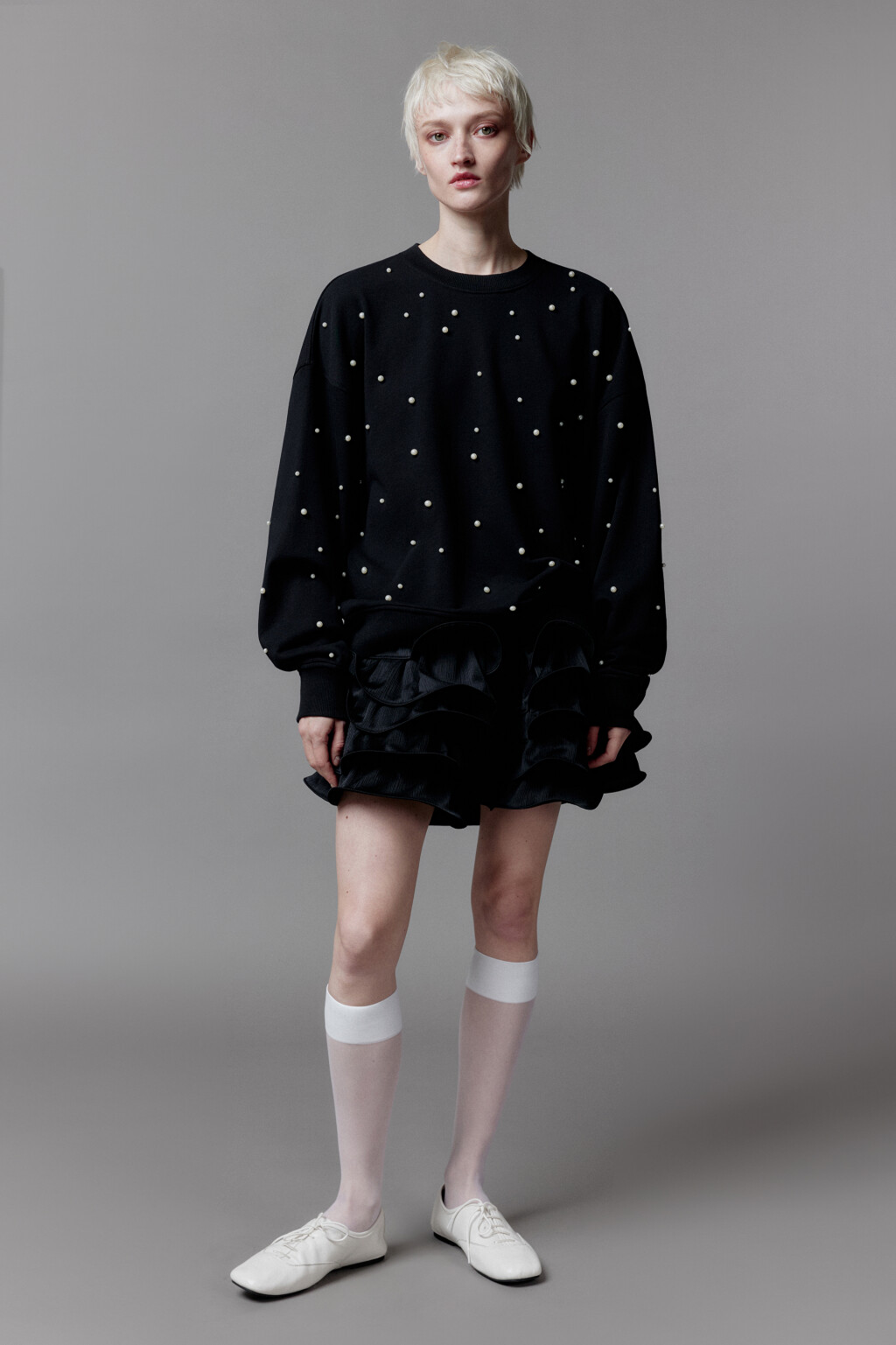 Свитшот из футера с жемчужными бусинами - цвет черный - 6