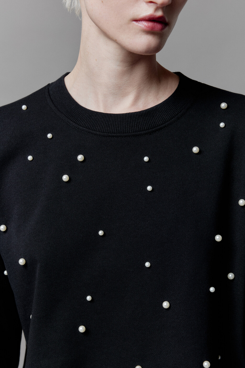 Свитшот из футера с жемчужными бусинами - цвет черный - 7