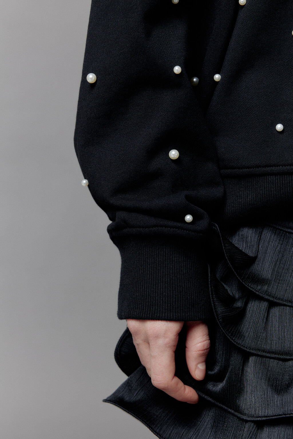 Свитшот из футера с жемчужными бусинами - цвет черный - 8