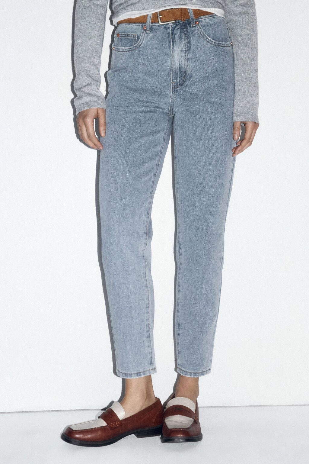 Джинсы mom fit с высокой посадкой и ремнем - цвет голубой - 2