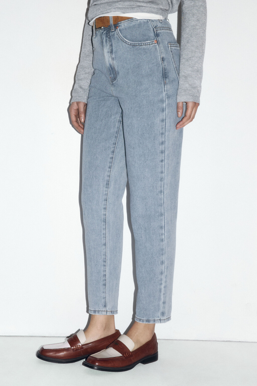 Джинсы mom fit с высокой посадкой и ремнем - цвет голубой - 3